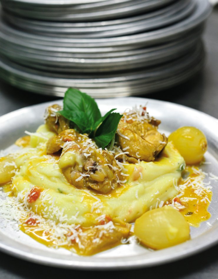 Κοτόπουλο στιφάδο στην κατσαρόλα µε πουρέ