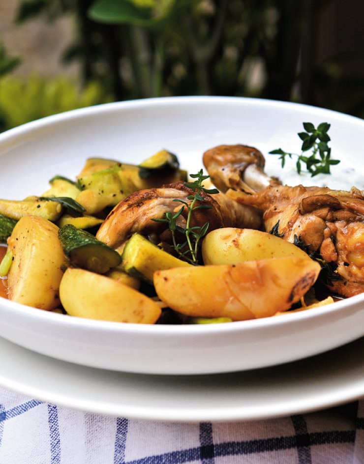 Κοτόπουλο μπούτι στην κατσαρόλα με κολοκύθια, baby πατάτες, σκόρδο και λεμόνι