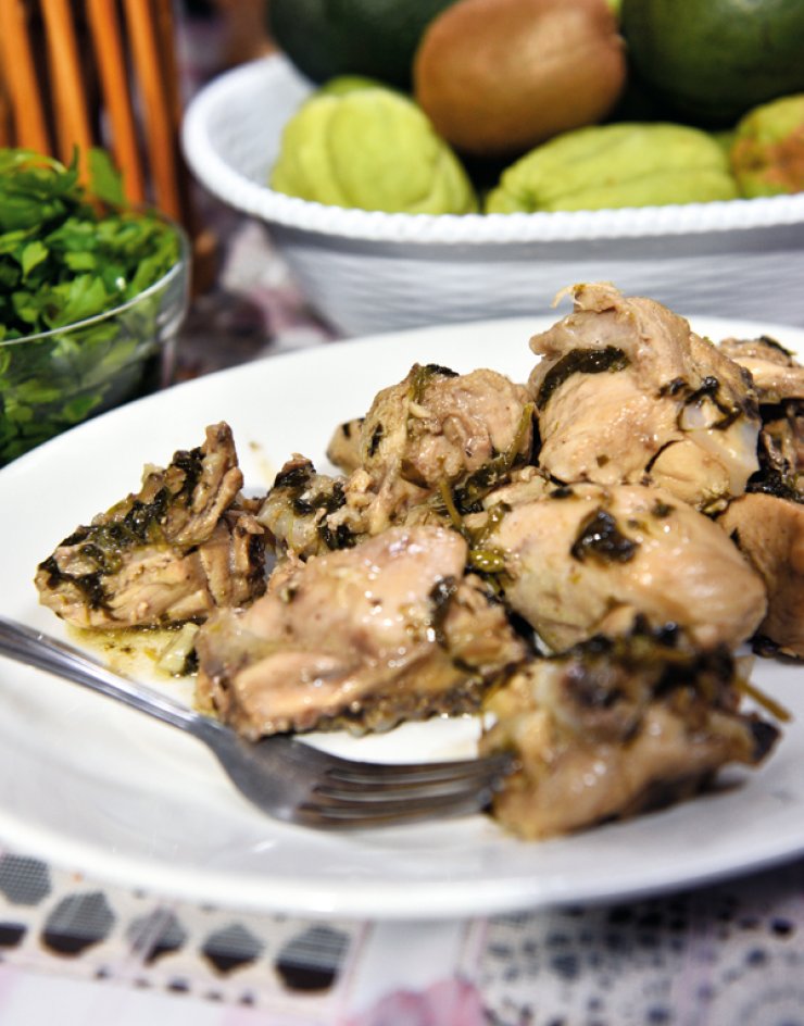 Κοτόπουλο στην κατσαρόλα με κρεμμύδι και σκόρδο