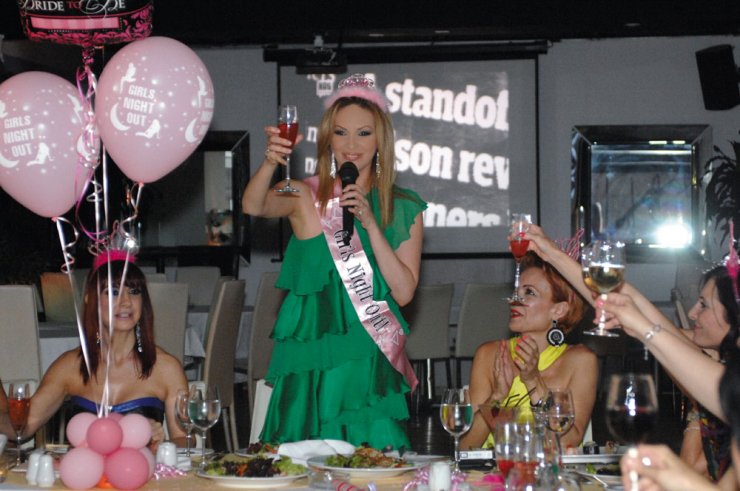 Γιώτα Κουφαλίδου: Αποκλειστικές φωτογραφίες από το hens party της λίγο πριν να ανέβει τα σκαλιά της εκκλησίας