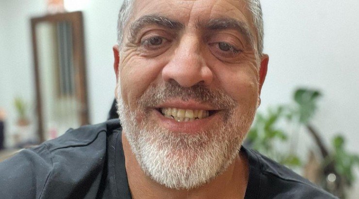 Κούλλης Νικολάου: Μας ξεναγεί στο μίνιμαλ διαμέρισμά του στην Αθήνα [βίντεο]