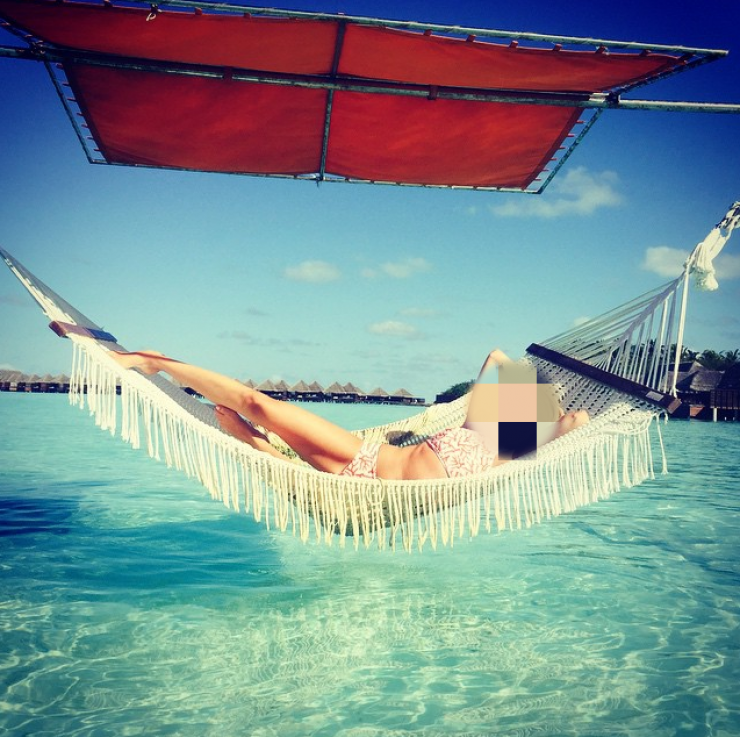 Ποια Κύπρια socialite απολαμβάνει αυτό το ειδυλλιακό τοπίο;