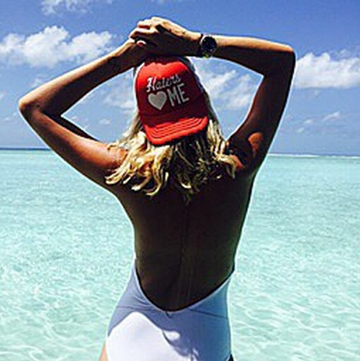 Η πίσω όψη γνωστής Κύπριας socialite σε μαγευτικό τοπίο!