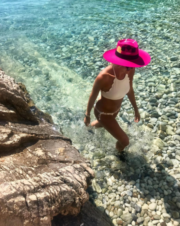 Κύπρια socialite απολαμβάνει βουτιές στα καταγάλανα νερά ελληνικού νησιού!