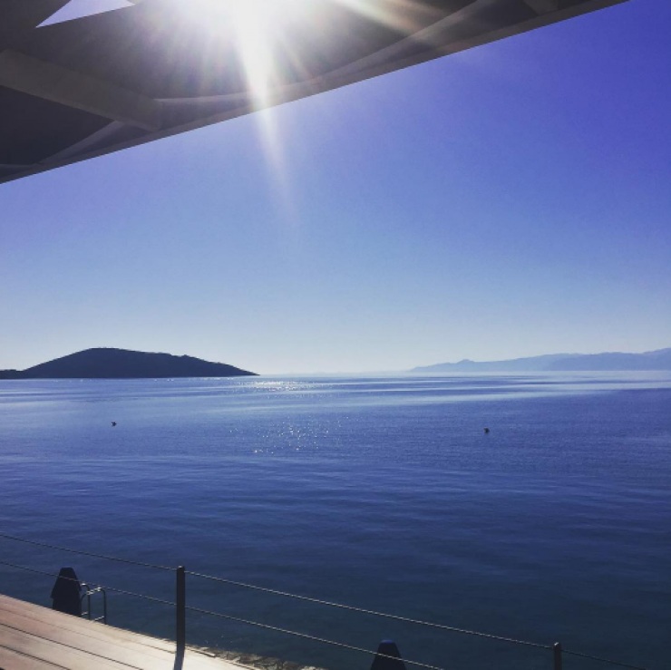 Ποια Κύπρια socialite απολαμβάνει αυτή τη θέα;