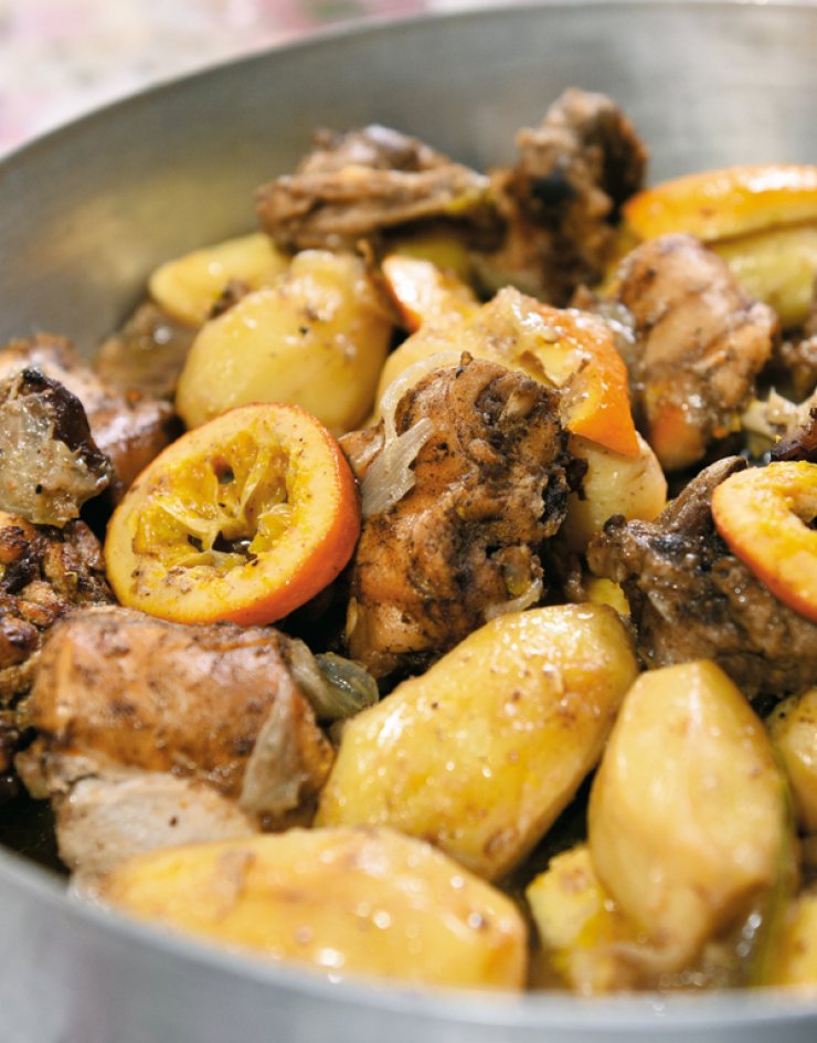 Κουνέλι με πατάτες και πορτοκάλι στον φούρνο