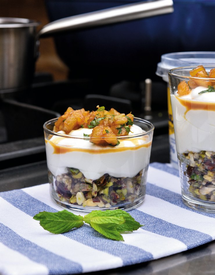 Κρέμα γιαουρτιού με μπισκότο ξηρών καρπών και καραμελωμένο ανανά