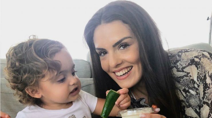 Κρίστη Αγαπίου: Στολίζει το χριστουγεννιάτικο δέντρο με matchy - matchy outfit με την κόρη της [εικόνες]