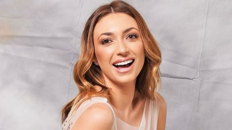 Κρίστυ Παπαδοπούλου: Μας βάζει στο σαλόνι του σπιτιού της στολίζοντας το δέντρο με το μέλλοντα σύζυγό της!