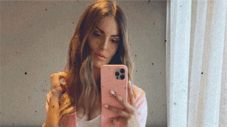 Κρίστη Αγαπίου: Ποζάρει στον καθρέφτη της και μας δείχνει τη φουσκωμένη της κοιλίτσα [βίντεο]