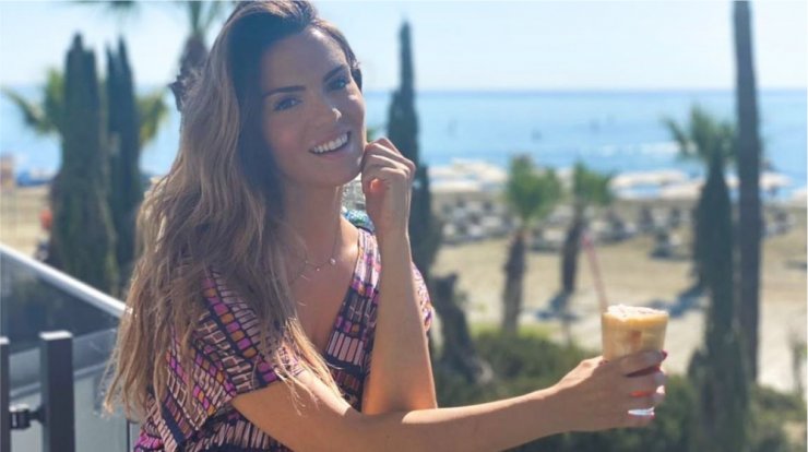 Κρίστη Αγαπίου: Ποζάρει με το μπικίνι της κατά τη διάρκεια της εγκυμοσύνης [εικόνες]