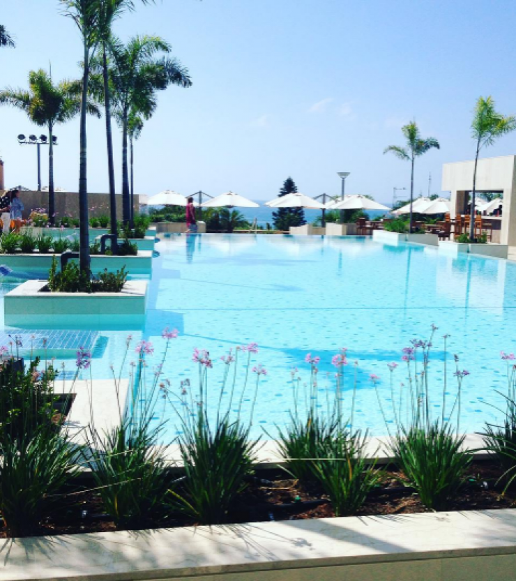 Ποια επώνυμη Κύπρια απολαμβάνει αυτή την πανέμορφη θέα;