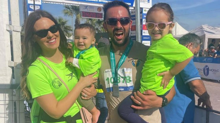 Κρίστη Αγαπίου: Μας δείχνει τα παιδιά της να παίζουν κρυφτό στο γραφείο του μπαμπά τους