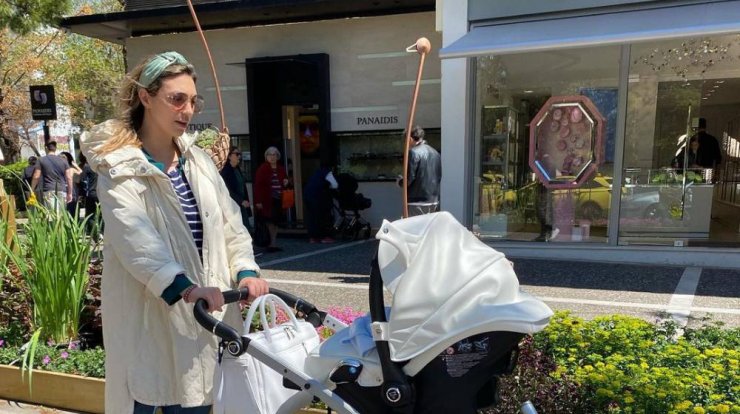 Κρίστυ Παπαδοπούλου: Η selfie στο ασανσέρ με τον 4 μηνών γιο της Χάρη [εικόνα]