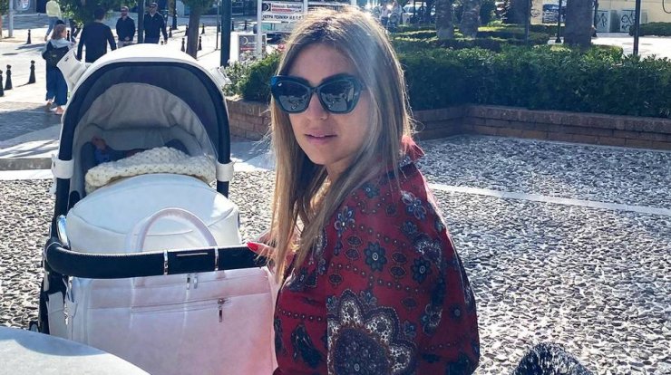 Κρίστυ Παπαδοπούλου: Απολαμβάνει την άνοιξη παρέα με τον γιο της [εικόνες]