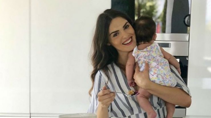 Κρίστη Αγαπίου: Δείτε την να τραγουδάει στη νεογέννητη κορούλα της και να ξετρελαίνει τους followers της! 