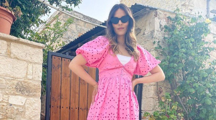 Κρίστη Αγαπίου: Μας δείχνει την κόρη της να διασκεδάζει με τους παππούδες της σε ταβέρνα [εικόνες]