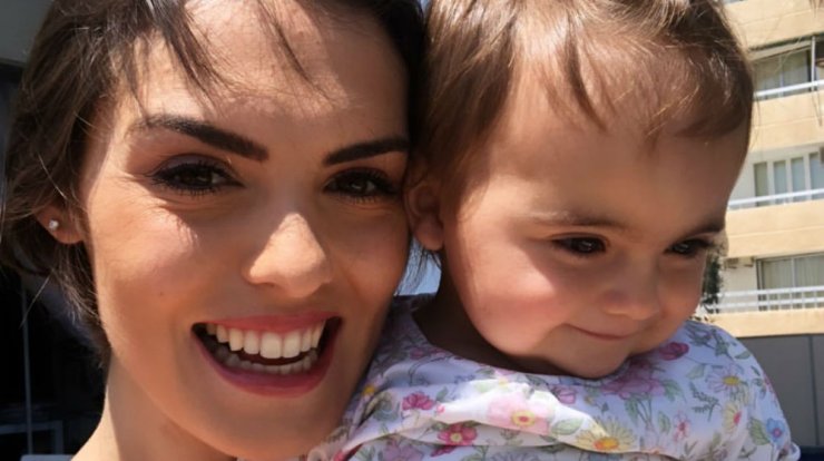 Κρίστη Αγαπίου: Δείτε τη μικρή Ελύσια να παίζει στην αμμουδιά! [εικόνα & βίντεο]