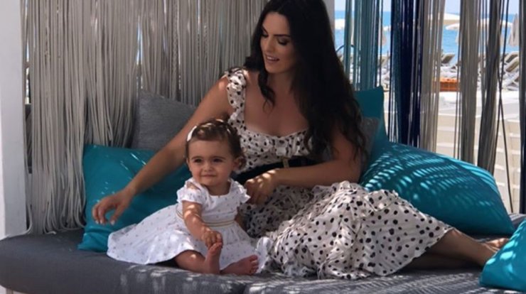 Κρίστη Αγαπίου: Δείτε την κόρη της να χρησιμοποιεί τα προϊόντα μακιγιάζ της μαμάς της!