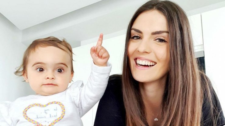 Κρίστη Αγαπίου: Το παιχνίδι στο σαλόνι με τον σύζυγό της και τη μικρή Ελύσια που "σκάει" στα γέλια! [βίντεο]