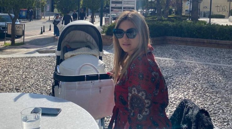 Κρίστυ Παπαδοπούλου: Αγκαλιά με τον 2 μηνών γιο της στη φύση [εικόνα]