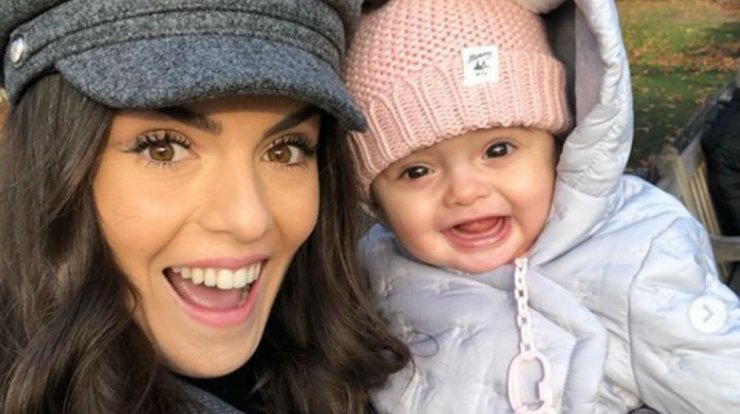 Κρίστη Αγαπίου: Μας έβαλε στο σαλόνι της και μας έδειξε τη χριστουγεννιάτικη διακόσμηση!