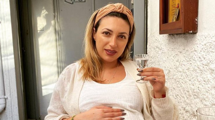 Κρίστυ Παπαδοπούλου: Ποζάρει με τον σύντροφό της μπροστά στον καθρέφτη και μας δείχνει τη φουσκωμένη της κοιλίτσα