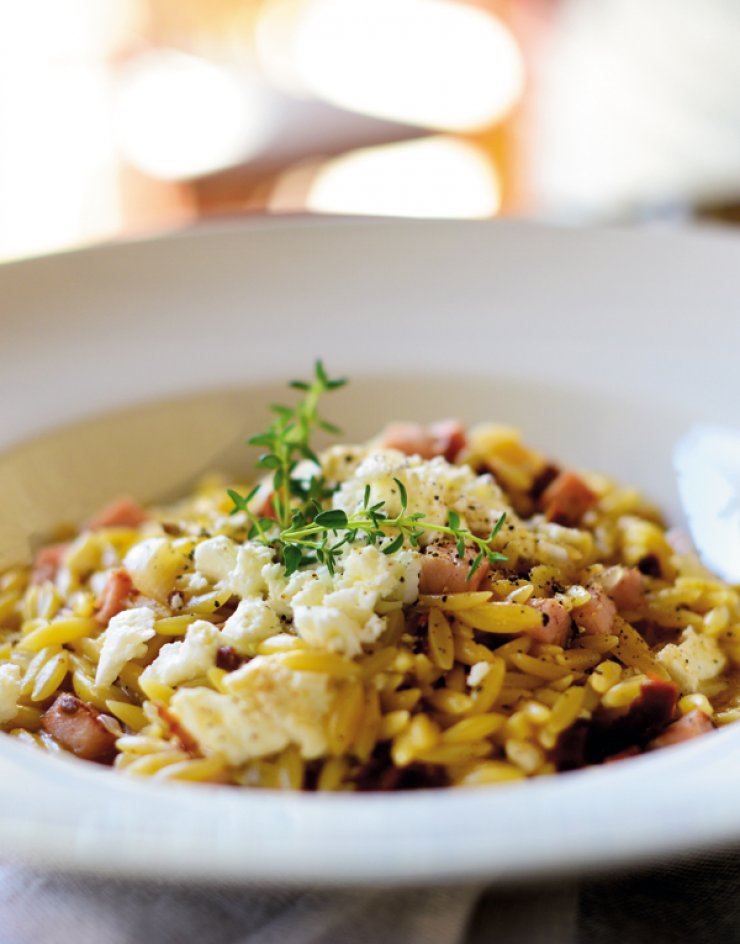 Κριθαρότο με λούντζα, λιαστές τομάτες και φέτα