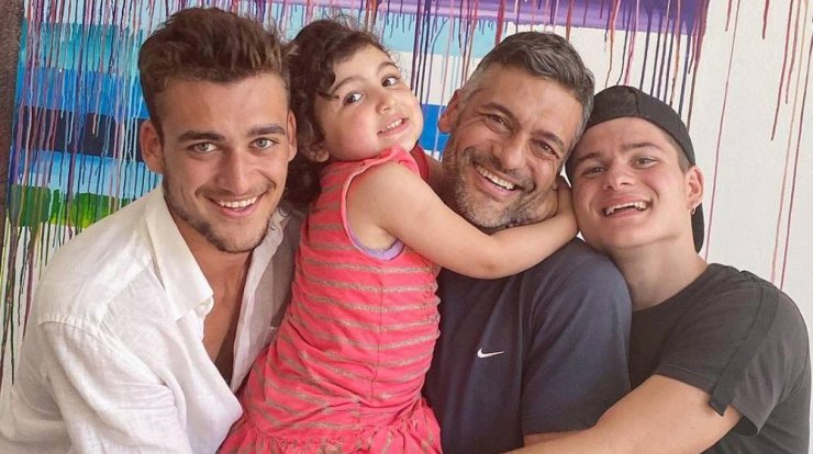 Στέλιος Κρητικός: Πέντε χρόνια μετά φωτογραφίζεται στην ίδια πόζα με τα τρία του παιδιά!