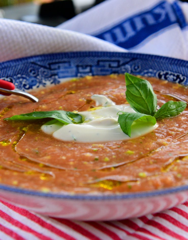 Κρύα ντοματόσουπα με αβοκάντο και γιαούρτι