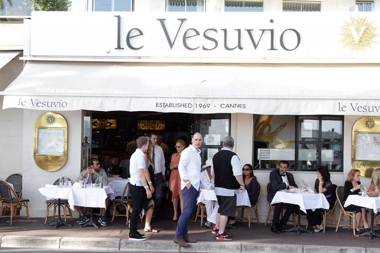 Κι όμως! Η Kylie Minogue τρώει πίτσα [εικόνες]