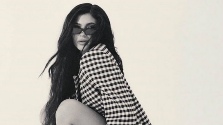 Kylie Jenner: Μάθετε πόσα κοστίζουν οι Louis Vuitton παντόφλες της για το σπίτι 
