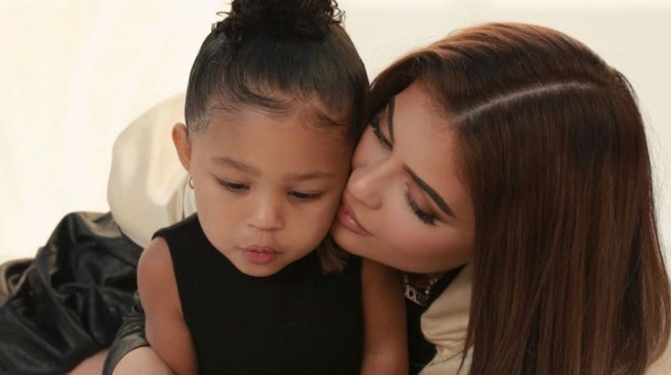 Kylie Jenner: Δεν θα πιστεύετε πόσο στοιχίζει η σχολική τσάντα της κόρης της, Stormi!