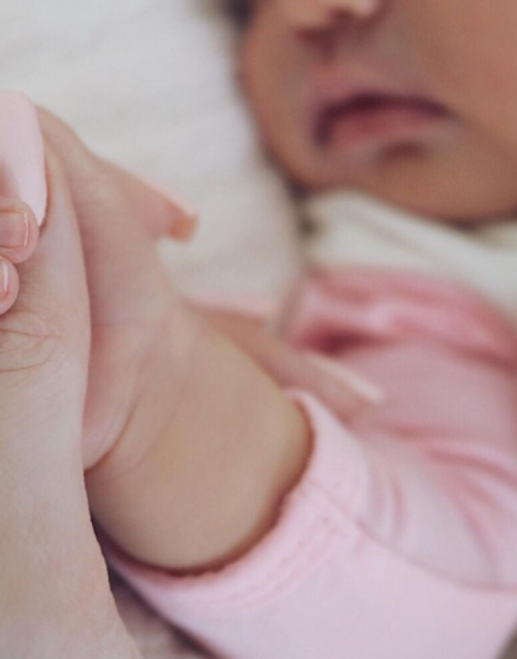 Η επώνυμη μανούλα μας δείχνει για πρώτη φορά τη νεογέννητη κορούλα της!