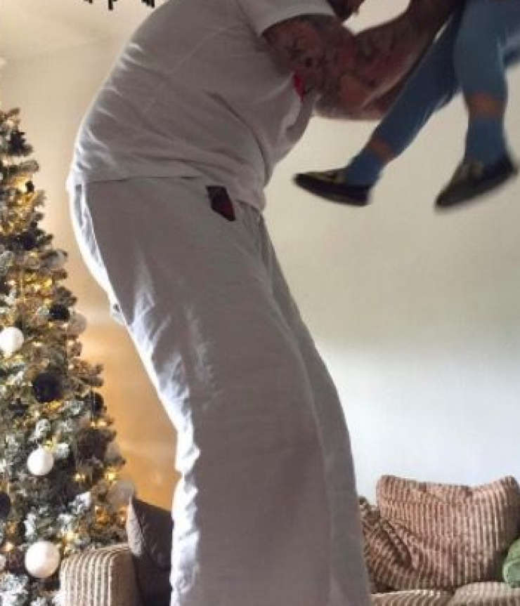 Το παιχνίδι του συντρόφου επώνυμης Κύπριας με τον γιο της!