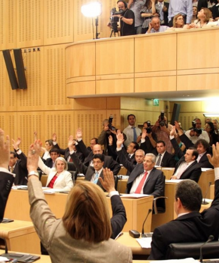Υπερψηφίστηκαν τα νομοσχέδια από τη Βουλή