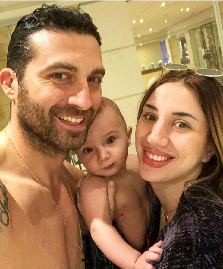 Ο πιο τρυφερός μπαμπάς! Δείτε τον Κυριάκο Πελεκάνο να κολυμπάει με τον γιο του!