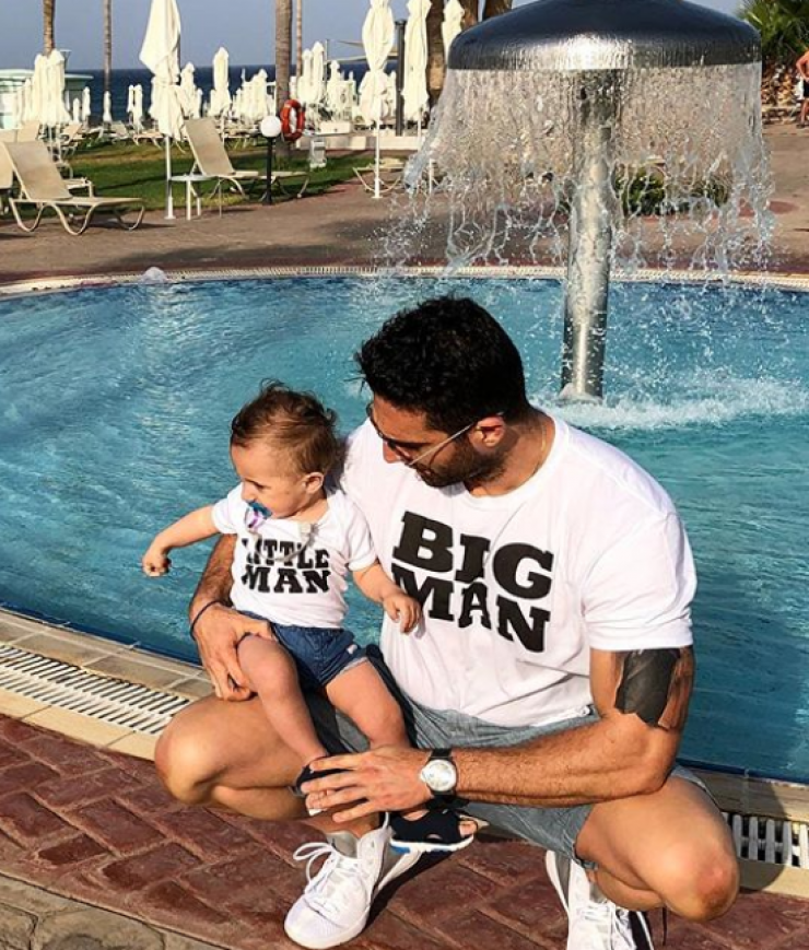 Wow! Δείτε τον ενός έτους γιο του Κυριάκου Πελεκάνου να χαϊδεύει τίγρη!