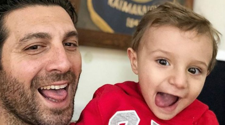 Λιώσαμε! Δείτε το γιο του Κυριάκου Πελεκάνου να τον παρακολουθεί στην τηλεόραση