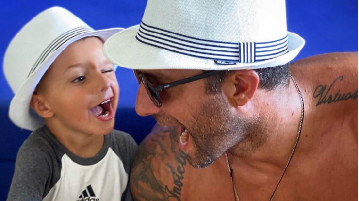 Κυριάκος Πελεκάνος: Η συγκίνηση του μόλις είδε τον γιο του να παίρνει το μικρόφωνο και να τραγουδά