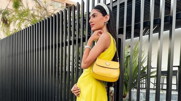 Μαργαριταρένια κορδέλα: H Άντρεα Κυριάκου πρόσθεσε το hot αξεσουάρ στα μαλλιά της