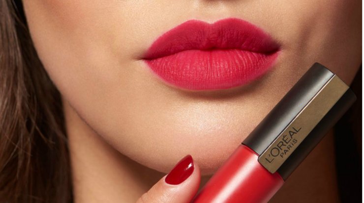 Λαμπερά και σαγηνευτικά χείλη με τα νέα ματ υγρό κραγιόν για άνεση και διάρκεια