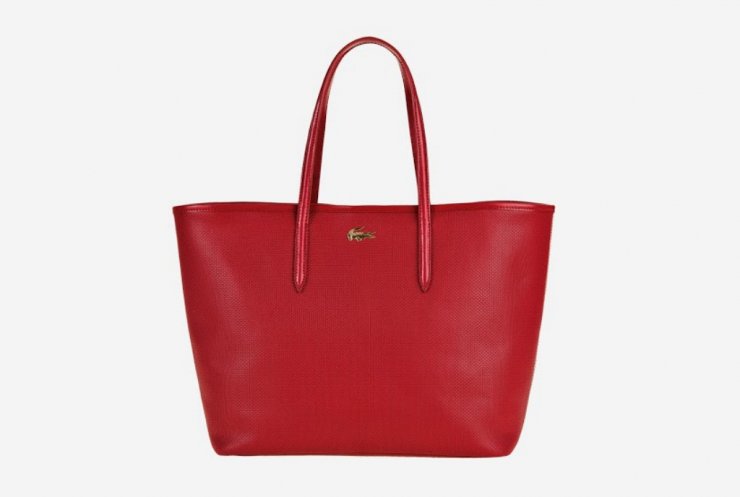Η νέα τσάντα της Lacoste είναι κόκκινη και ιδανική για τα Χριστούγεννα που έρχονται