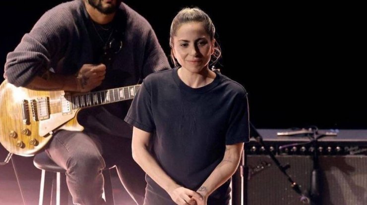 Lady Gaga: Αυτός είναι ο λόγος που εμφανίστηκε με casual look και αμακιγιάριστη στη σκηνή των Oscar