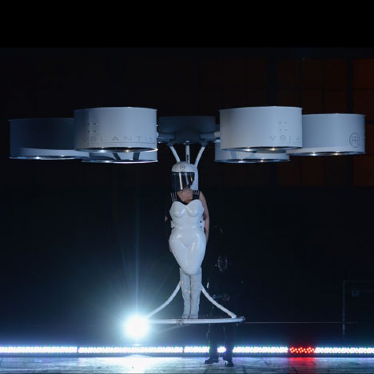 Lady Gaga: Φόρεσε το πρώτο ιπτάμενο φόρεμα 
