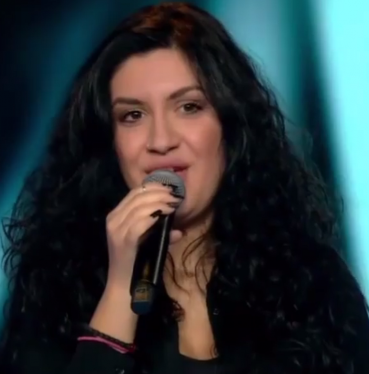 The Voice: Η Έλενα Παπαρίζου γονάτισε μπροστά από διαγωνιζόμενη για να τη διεκδικήσει! [βίντεο]