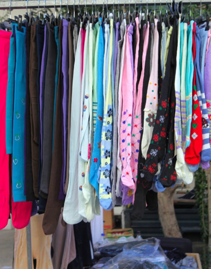 Διάσημη Ελληνίδα παρουσιάστρια αγοράζει ρούχα από τη λαϊκή!