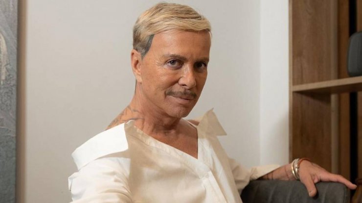 Λάκης Γαβαλάς: Αποκαλύπτει όλη την αλήθεια για τη συμμετοχή του στο Emily in Paris [βίντεο]