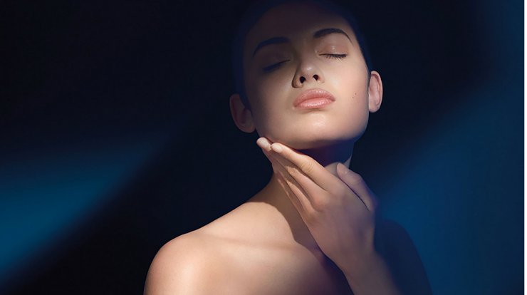 Πολυτελής θεραπεία για νεανική εμφάνιση σε λαιμό και ντεκολτέ