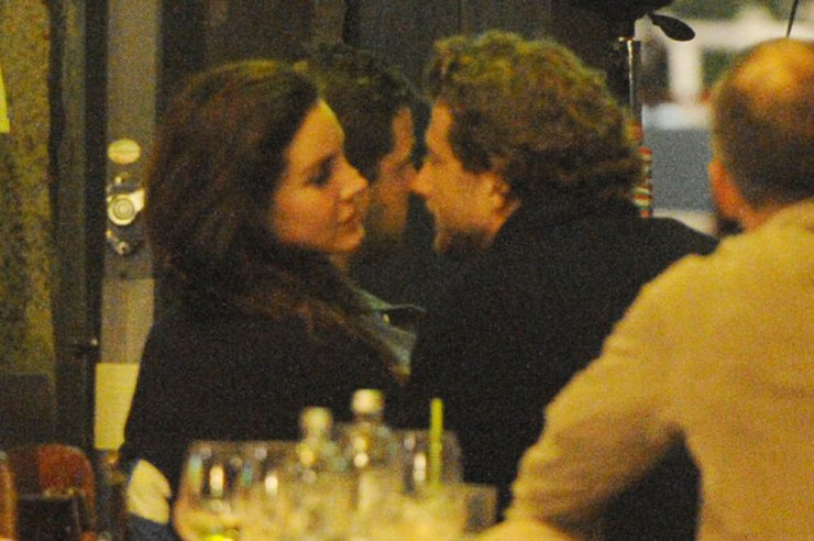 Ξανά ερωτευμένη πασίγνωστη τραγουδίστρια [εικόνες]